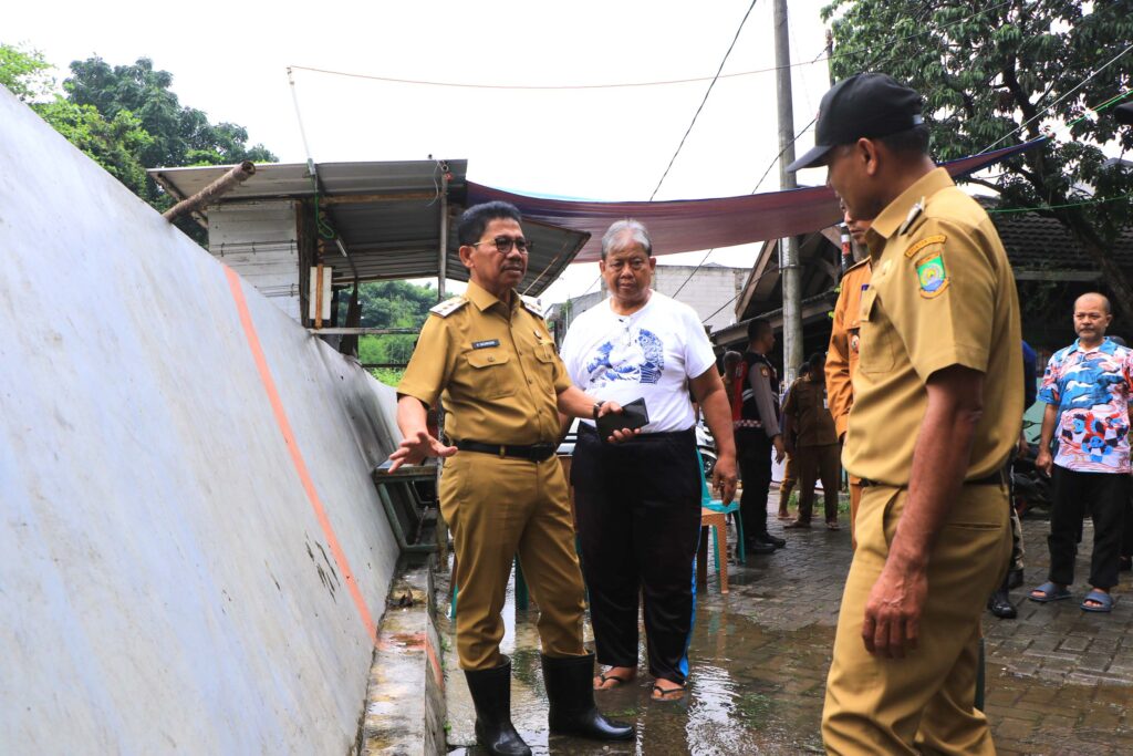 52933wali-kota-tangerang-instruksikan-opd-turun-langsung-tangani-dampak-banjir-529331-1024x683 OPD Pemkot Tangerang Kompak Gerak Cepat Atasi Dampak Banjir