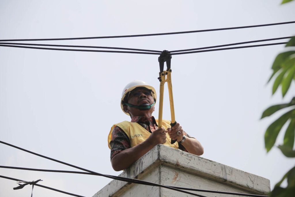 53455sachrudin-respon-keluhan-warga-tata-kabel-semrawut-dan-perkuat-turap-53455-1024x683 Jabodetabek